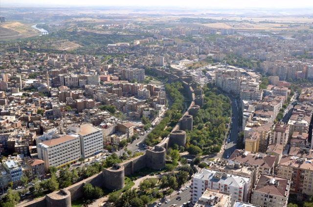 <p><strong>Diyarbakır</strong></p>

<p>2015 nüfusu: 1.654.196 kişi.</p>

<p>2016 nüfusu: 1.673.119 kişi.</p>

<p>Değişim(%): 1,14</p>
