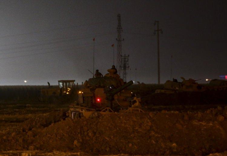 <p>Türk Silahlı Kuvvetlerince (TSK), Şırnak'ın Silopi ilçesindeki Habur Sınır Kapısı yakınlarında 18 Eylül'de başlatılan tatbikat Iraklı askerlerin katılımıyla müşterek devam ediyor. </p>
<p> </p>