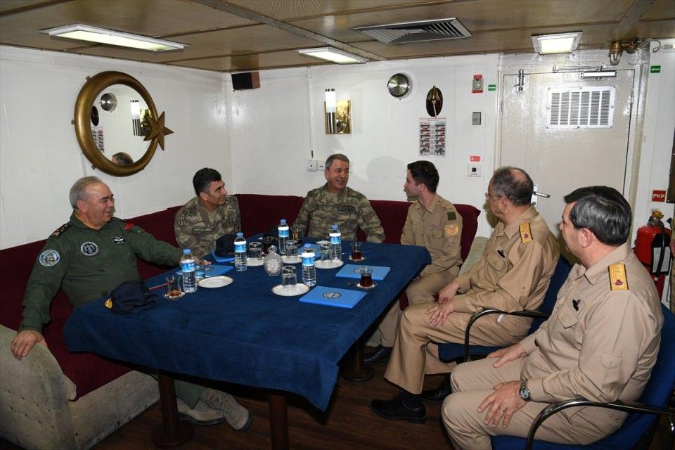 <p>Türk Silahlı Kuvvetlerinden yapılan bilgilendirmeye göre, Orgeneral Akar, Şırnak, Ci̇zre ve Silopi'de konuşlu birlikleri ziyareti ve denetimlerinin ardından dün, beraberindeki Kara Kuvvetleri Komutanı Orgeneral Salih Zeki Çolak, Deniz Kuvvetleri Komutanı Oramiral Bülent Bostanoğlu ve Hava Kuvvetleri Komutanı Orgeneral Abidin Ünal ile Gölcük'e geçerek, Donanma Komutanlığı ile bağlı birliklerde inceleme ve denetlemelerde bulundu.</p>
<p> </p>
