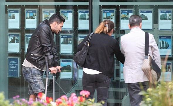 <p>Yıldız oyuncuya İngiliz ekibi yetkililerinin ev konusunda yardımcı olmaması ve ortaya çıkan bu görüntüler tartışmalara neden oldu.</p>