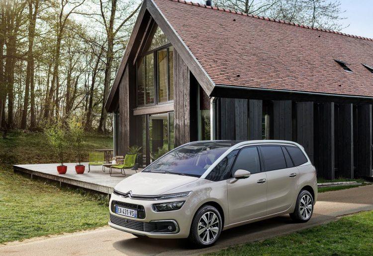 <p>Citroen C4 Grand Picasso</p>
<p>2017 çıkışlı başlangıç fiyatı: 135.750 TL<br />
2016 çıkışlı başlangıç fiyatı: 114.200 TL</p>