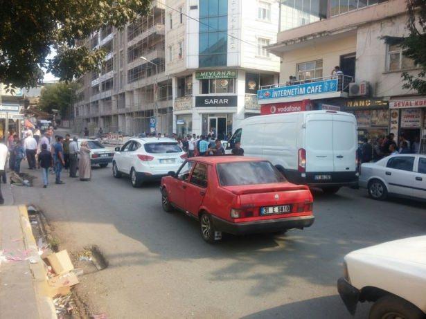 <p>Polis, 2 uzman çavuşu şehit eden PKK'lıları yakalamak için ilçede geniş çaplı operasyon başlattı. Silvan'ın giriş ve çıkışları tutulurken, operasyonlar sürüyor.</p>
<p></p>