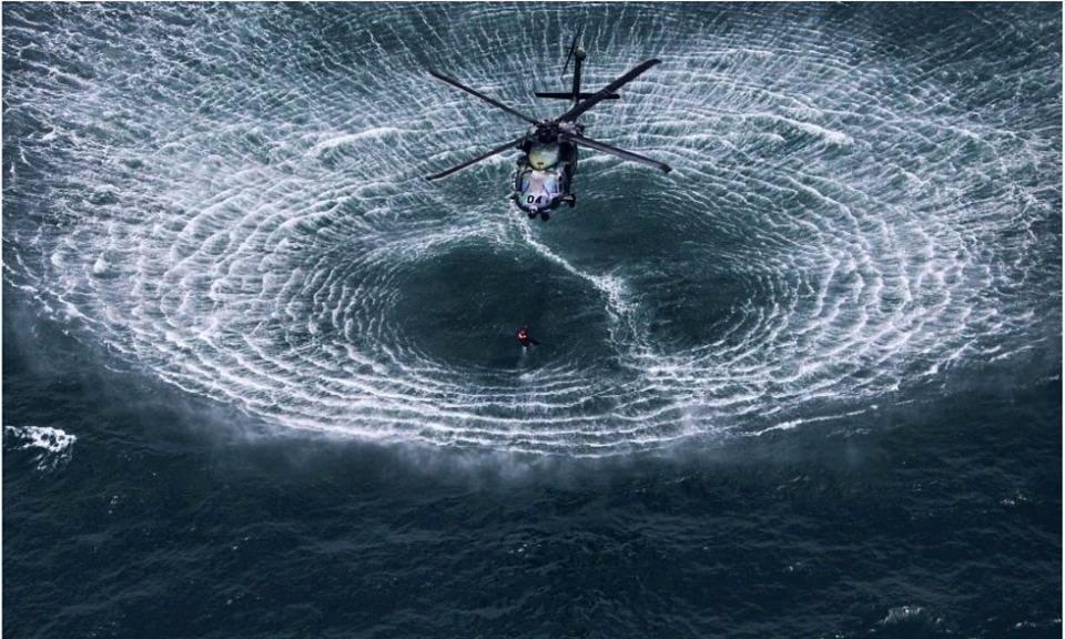 <p>Su yüzeyine yaklaşan bir helikopter</p>

<p> </p>
