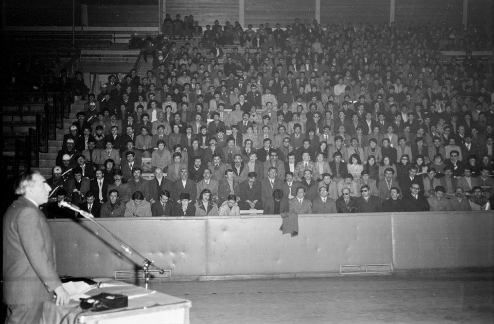 <p> 19 Ocak 1974'te MHP Genel Başkanı Alpaslan Türkeş, Ankara Atatürk Spor Sarayı'nda ''Türkiye'nin meseleleri'' konusunda düzenlenen konferansta konuşurken görülüyor.</p>
