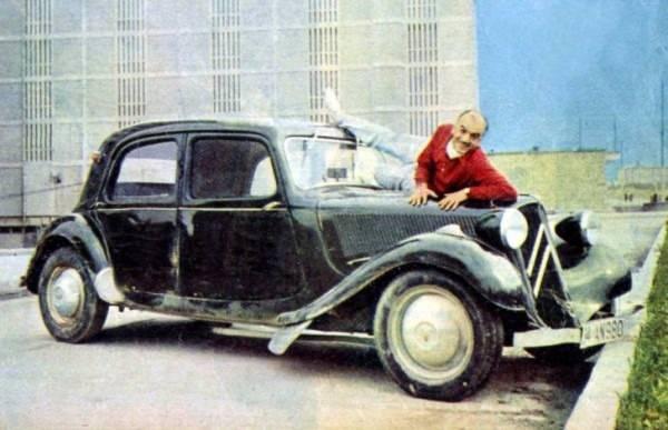 <p><strong>Senih Orkan, 1950 model Citroen’iyle birlikte…<br />
<br />
​</strong>Dönemin en ucuz arabasına sahip sanatçı Senih Orkan, arabasını sadece 5.000 TL’ye satın almıştı.</p>
