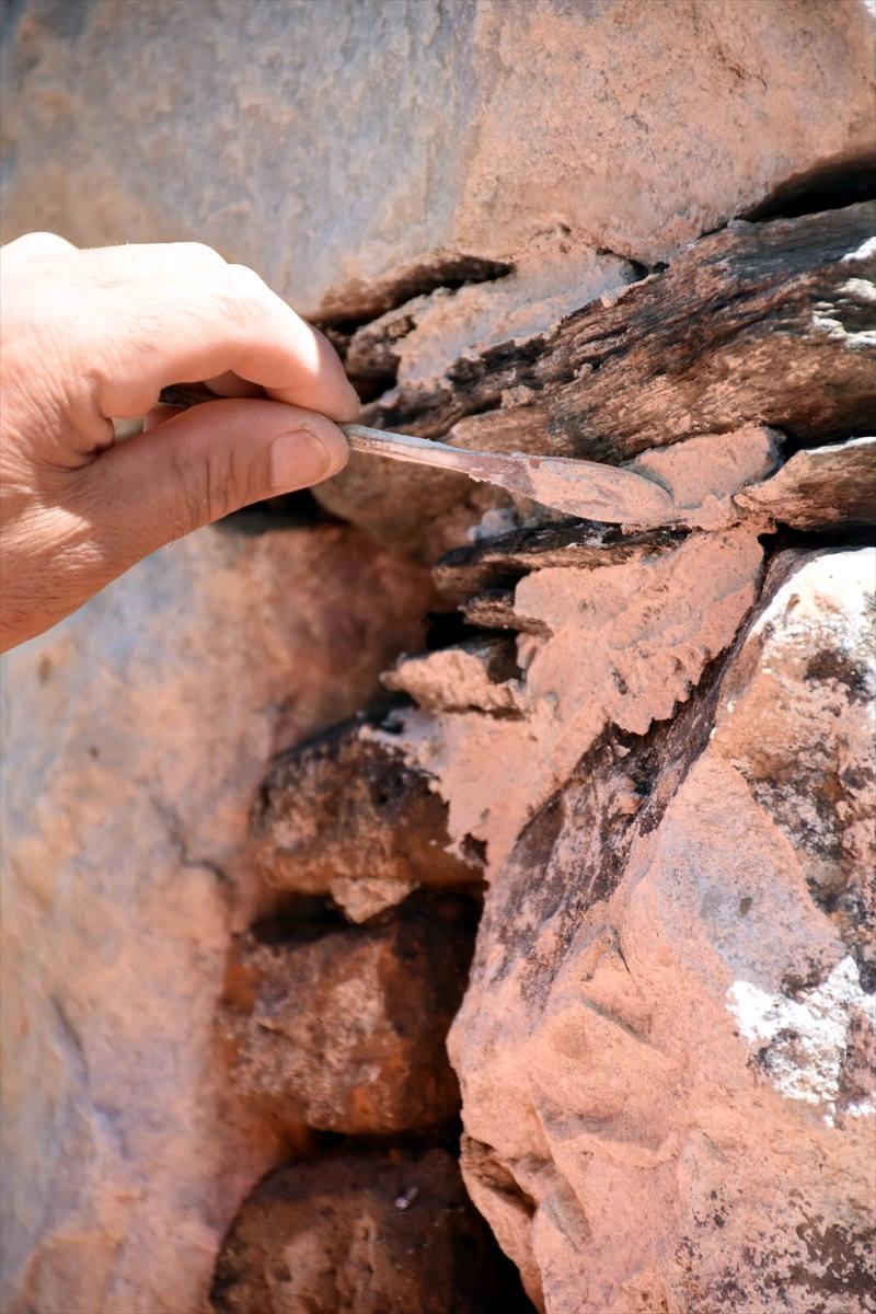 <p><em>"Hanım ağa evi üç boyutlu görebilecek"</em></p>
<p>Söğüt, Stratonikeia Antik Kenti'nde gün ışığına kavuşan yapıların 3D teknolojisiyle ziyaretçileri "zamanda yolculuğa" çıkaracağını anlattı.</p>