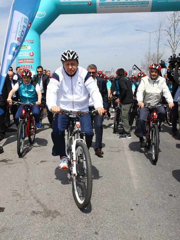 <p><strong><span style="color:#FFFFFF">Ancak bazı illerimiz var ki, başta Konya olmak üzere onlar gerçekten bu konuda iyi adımlar atıyorlar, iyi altyapılar oluşturuyorlar. Temennim odur ki, diğer illerimizde de İstanbul, Ankara, İzmir, Antalya gibi buralarda da bisiklete yönelik, bisiklet yollara yönelik altyapıyı da süratle başarırız ve bisiklete olan sevdayı da artırırız</span></strong></p>

