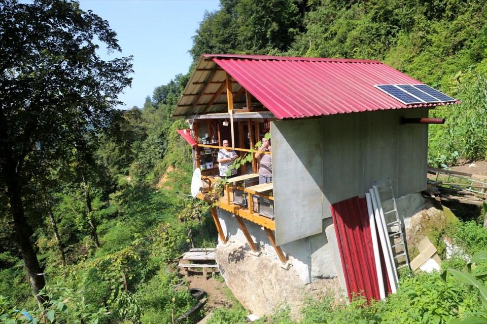 <p>Eren, evi yaptığı taşın çocukluğundan bu yana bölgede bulunduğunu ve taşın altından su çıktığını söyledi. Kent merkezinde de evi olduğunun altını çizen Reşat Eren, "Şehirde kalmak veya köy içerisinde kalabalıkta kalmak fark etmiyor. Bana kalırsa burası kıymetini bilen için cennet. Ömrüm yettiği kadar yaz aylarında burada kalacağım. Bu yıl iki günde bir eve çıkıp geliyorum. Gelecek yıldan itibaren uzun süreli konaklama yapacağım." dedi.</p>
<p> </p>