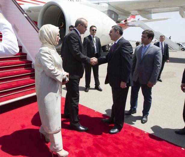 <p>Cumhurbaşkanı Erdoğan'ı, Uluslararası Haydar Aliyev Havalimanı'nda Azerbaycan Cumhurbaşkanı Yardımcısı Halef Halefov, T&uuml;rkiye'nin Azerbaycan B&uuml;y&uuml;kel&ccedil;isi Alper Coşkun ve ilgililer karşıladı.</p>
