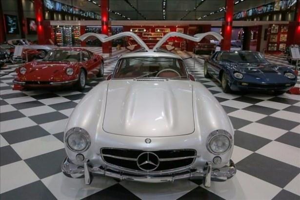<p>BMW, MINI, Mercedes-Benz, Cadillac, Ford ve Porsche markalarının ilk modelleri de koleksiyonun dikkat çeken parçaları arasında.<br />
Müze, pazartesi ve salı hariç 10.00-17.00 saatlerinde gezilebiliyor.</p>