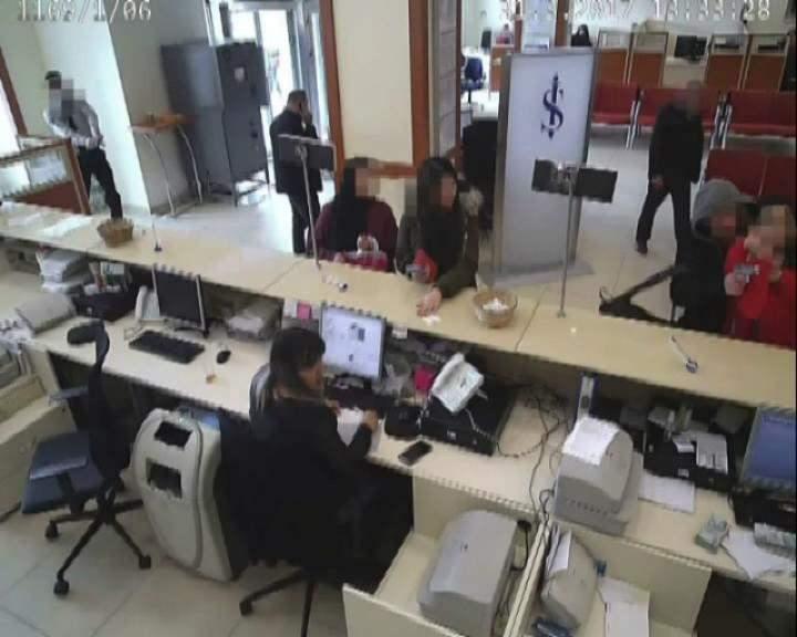 <p>Soygun girişimi bankanın g&uuml;venlik kamerasına saniye saniye yansıdı.&nbsp;</p>
