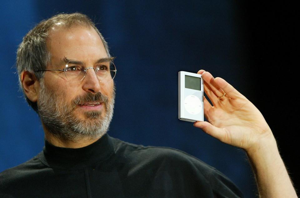 <p>Steve Jobs ilk Ipod'u tanıtırken (2001)</p>
