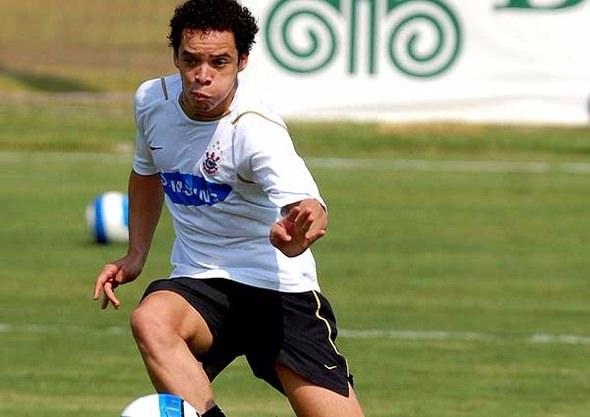 <p>LULINHA | O da Kerlon ile birlikte birbirlerinin alternatifi olan Asist makinesi, Nam-ı diğer 10 numaraların prensi Lulinha.. Hagi'nin yerini dolduramayan ve Alex'e alternatif arayan Fenerbahçe-Galatasaray kariyeriyle oyuna başlayanların ilk hedefi Lulinha... O dönemlerde, eğer onu transfer ederseniz kendinizi şanslı hissettiğiniz özel bir isim. Henüz 26 yaşında ama erken parlayan yıldızlar kervanı üyesi olduğu için şu anda futbol kariyerini Kore Ligi'nde devam ettirmekte...</p>
<p> </p>