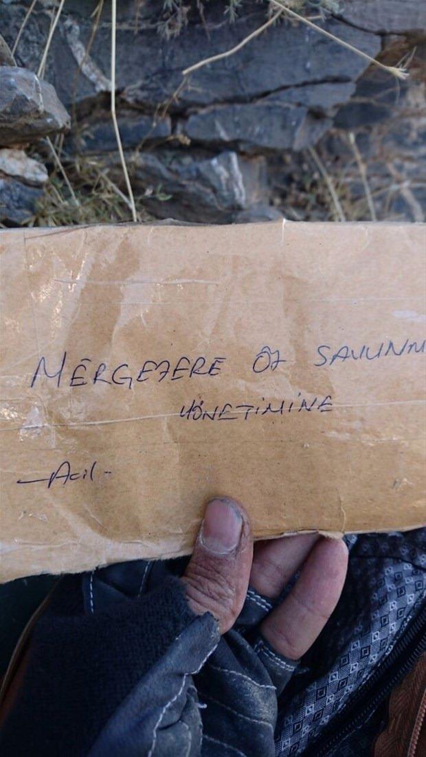 <p>Buzul dağları, Havillati, Urşe arasında icra edilmekte olan operasyonda Kervan gölü ve Kelyanur gölü arasında kalan tepede bulunan mağarada yapılan aramada ele geçirilen malzemeler ve silahların fotoğrafları ve görüntüleri de paylaşıldı.</p>
<p> </p>