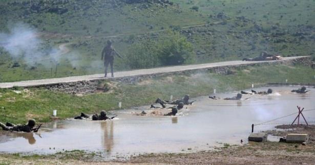 <p>Buradaki harekatın ardından sızma parkurunda gerçek mermiler ve patlayıcıların kullanıldığı bir ortamda, alınan eğitimleri sergileyen komandolar, üzerilerinden geçen onca mermiye aldırış etmeden tel örgülerin altından sürünerek geçip suyun içerisine girdi.</p>
<p> </p>