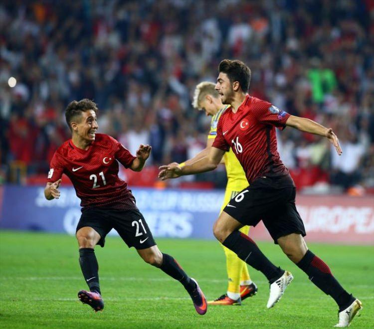 <p><strong>MESSI VE RONALDO GİBİ</strong></p>
<p>Emre Mor böyle oynamaya devam etsin. Böyle oynamazsa Dortmund almazdı, milli takımda oynamazdı. Farklı oyuncuların özelliği çalımdır. Messi, Ronaldo gibi oyuncuların özelliği çalımdır. 19 yaşındaki bir oyuncu için çok önde. Çalımlarını atıyor ve en kötü faul alıyor. Çok ümitliyim. Vuruşları ve hataları geliştirirsiniz.</p>
<p><strong><a href="http://video.haber7.com/video-galeri/77849-dilmen-insallah-yanilirim-ama-arda-turan" target="_blank"><span style="color:rgb(255, 215, 0)">VİDEO İÇİN TIKLAYIN</span></a></strong></p>