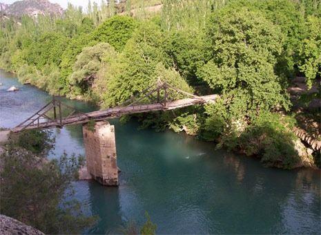 <p>Karaman'a 150 kilometre mesafede bulunan, sık ormanların arasından geçilerek ulaşılabilen Ermenek ilçesi ise yayla turizmi için ideal koşullar sunuyor. Ermenek'teki turistik dağ oteli ise, kartal yuvasını andıran bir noktadan, sis ve bulutlarla kaplı ormanlıkları seyir zevki sunuyor.</p>

<p> </p>
