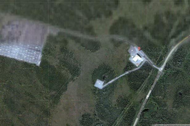 <p><strong>HAARP, ABD</strong><br />
ABD Silahlı Kuvvetleri, Deniz Kuvvetleri ve Alaska Üniversitesi'nin ortak projesi HAARP, (Yüksek Frekanslı Etkin Güneşsel Araştırma Programı) iyonosferin özelliklerini ve davranışlarını araştırmak üzere Alaska'da kuruldu. Komplo teorisyenleri, ABD'nin HAARP'de gizli bir proje yürüttüğünü öne sürüyor. Teoriye göre, HAARP'ta yürütülen proje, deprem, sel baskınları ve yanardağ patlamaları gibi doğal felaketleri tetikliyor. İnternet arama motoru Google'ın yer haritasının tam bu bölgede sansüre uğraması, komplo teorisyenlerinin bu görüşünü güçlendiriyor.<br />
Elektromanyetik dalgalar üzerine birçok deneyin yapıldığı bu alan uçaklar için çok tehlikelidir. Bu yüzden HAARP tesislerinde, uçak kontrol sistemi kurulmuştur. Herhangi bir uçağın yaklaşması durumunda antenlerin faaliyetleri otomatik olarak durdurulmaktadır.</p>
