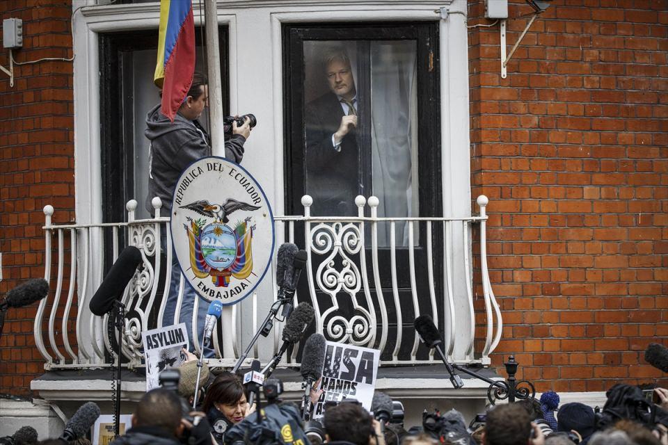 <p>Wikileaks'in kurucusu Julian Assange, Birleşmiş Milletler'in (BM) çalışma grubunun İngiltere'deki tutukluluk haliyle ilgili lehinde verdiği kararla ilgili olarak, Ekvador’un Londra Büyükelçiliğinin balkonundan basın açıklaması yaptı. </p>
