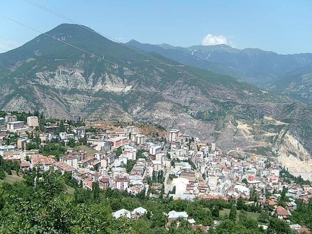 <p>İl: Artvin<br />
İlçe: Hopa<br />
Mahalle: Sundura<br />
Nüfusu: 9718</p>
