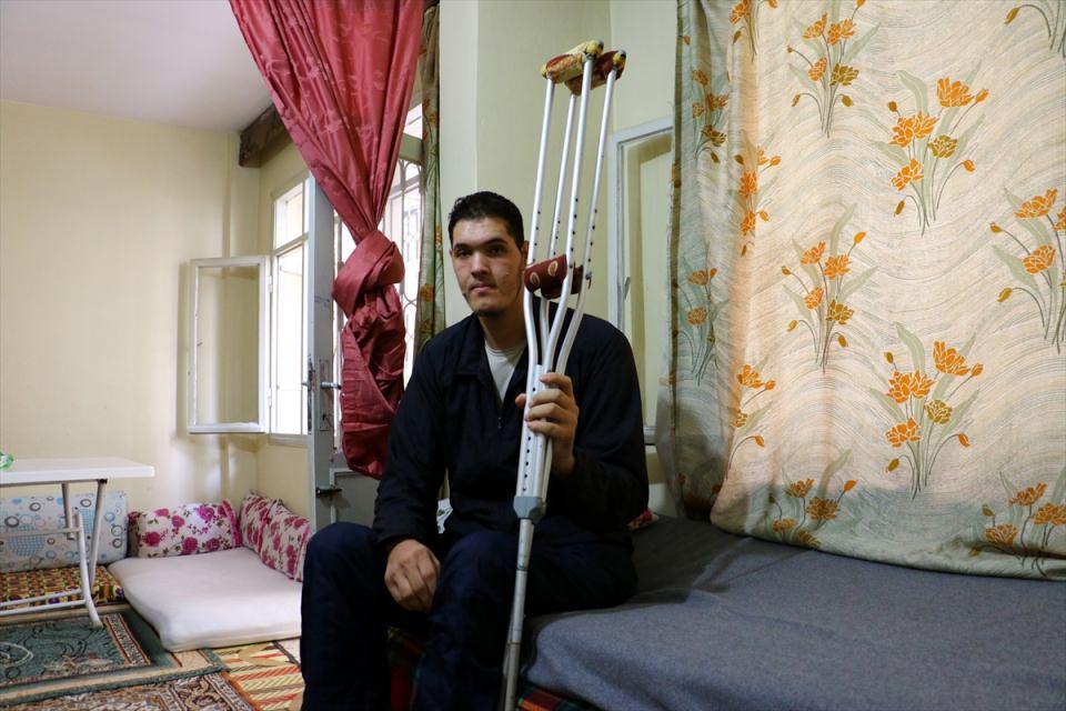 <p>Boyunun uzunluğu nedeniyle günlük hayatta çok zorlandığını vurgulayan Türkmen, "Çadırkentte yaşıyorduk, daha sonrasında kiraya çıktık. Çadırkentin olduğu yere prefabrik evler yapılıyor. Boyum uzun olduğu için bazı sıkıntılar yaşadığım için yetkililerden kendime uygun prefabrik ev istiyorum." diye konuştu.</p>
