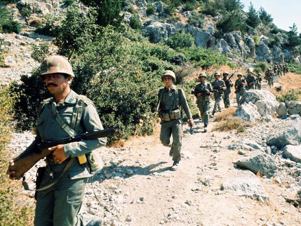 <p>Bolu Komando Tugayına Bağlı Askerlerimiz Beşparmak Dağlarında İlerlerken</p>

<p> </p>

<p> </p>
