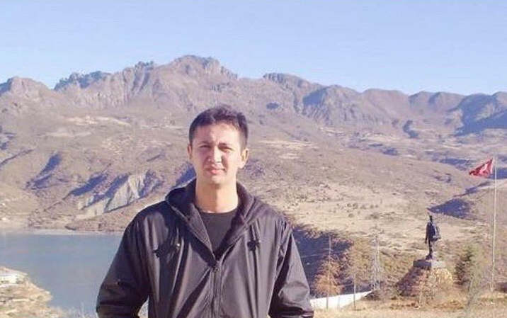 <p>Adana'nın Aladağ ilçesi Gıcak Mahallesi nüfusuna kayıtlı olan 6 yıllık polis memuru Adem Oğuz (31), ilk görev yeri olan İstanbul'da düzenlenen bombalı saldırıda şehit oldu. Şehidin Belediye Evleri Mahallesi'ndeki babaevinde acı haberi alan annesi Yeter Oğuz, fenalaşarak hastaneye kaldırıldı. Baba Ali Oğuz'un ise teşhis ve cenaze işlemleri için İstanbul'a gittiği öğrenildi. </p>
