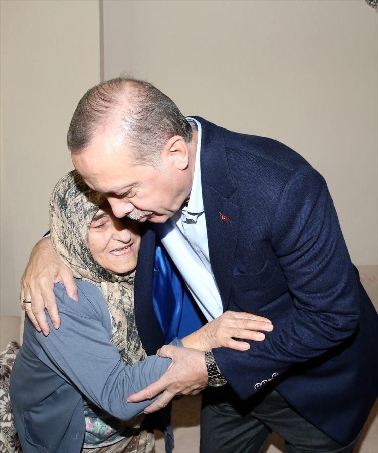 <p>Cumhurbaşkanı Recep Tayyip Erdoğan, Yahya Kemal Beyatlı Kongre Merkezi'nde düzenlenen 2023 Gençlik Şurası'na katıldı. </p>

