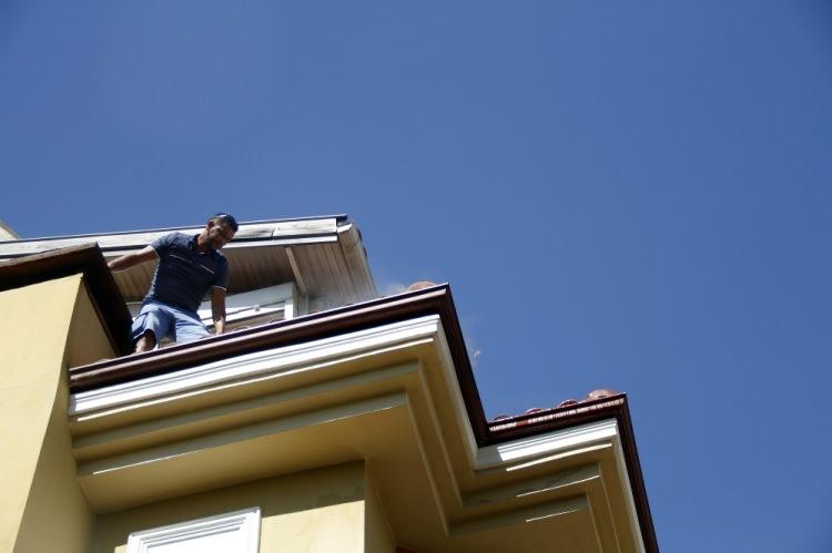 <p>İlçe merkezine yaklaşık 10 dakika uzaklıkta olan bölgede makilik alanda başlayan yangın muz bahçeleri, sera ve lüks villaları bir anda sardı. Alevlere Antalya Büyükşehir Belediyesi ve Alanya Belediyesine bağlı 50 itfaiye ekibi karadan, bir helikopter de havadan müdahale etti. Bölgeyi yoğun duman kaplarken, alevlerin yerleşim yerlerine sıçramaması için yoğun çaba sarf edildi.</p>
<p> </p>