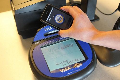 <p>NFC ve Apple Pay Ödemeleri</p>

<p>Günümüzde yaygınlaşmaya başlayan NFC teknolojisi ile veri aktarımlarından daha çok kredi kartı veya nakit taşıma yerine mobil cihazları ile ödeme noktasında yoğunlaşıldı. Buna ek olarak Apple tarafından lanse edilen Apple Pay ile NFC'yi cihazlarına ekleyen firmayla NFC ödemelerin çok daha fazla yaygınlaşarak standart haline gelmesi muhtemel.</p>
