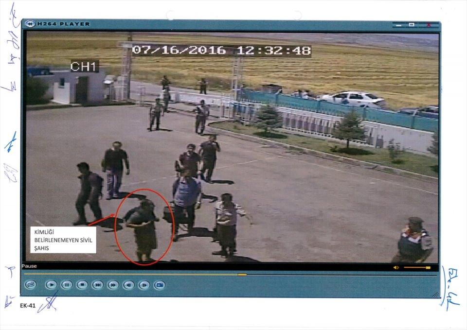 <p>Darbecileri yakalamak için Kazan Jandarma Komutanlığınca oluşturulan ekip, Nurettin Oruç ve Hakan Çiçek'i, Fethiye Mahallesi'ne doğru kaçarken Akıncı Üssü istikametinde kalan tarla yolunda yakaladı.</p>
