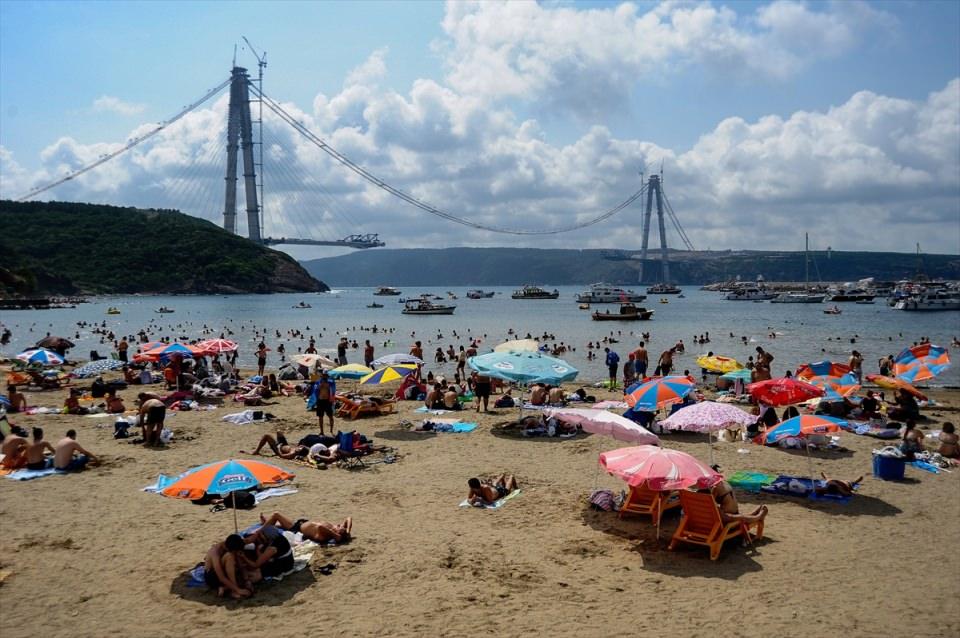 <p>Yarışmada Günlük Yaşam dalında birinciliği serbest foto muhabiri Yağız Karahan elde etti. Boğazın iki yakasını üçüncü kez birleştirecek Yavuz Sultan Selim Köprüsü'nün inşaatının hemen yanında yer alan Poyrazköy Plajı'nda insanlar köprü manzarası ile hafta sonlarını geçiriyor. </p>