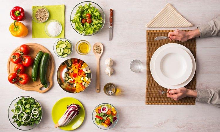 <p>Yaza girmeden iştahı kontrol etmenin kaynağı ara öğünlerden geçer. Öğleden sonra birkaç ceviz içi, 5-6 badem, birkaç kuru kayısı, 2-3 diyet kraker yanında bir bardak az yağlı ayran ya da meyveli yoğurt gibi enerji kontrollü, besin içeriği zengin ara öğünleri tercih edebilirsiniz.</p>