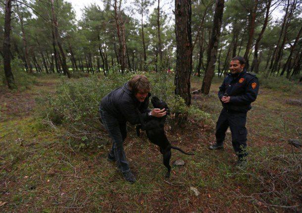 <p>Arama kurtarma çalışmalarında sürenin çok değerli olduğunu vurgulayan Yıldırım, şöyle devam etti: "Köpeklerin burunlarına ihtiyacımız var. Arama kurtarmada aciliyet çok önemli. Ne kadar kısa sürede kazazedeye ulaşabilirsek onun hayatını kurtarma ihtimali o kadar yüksek. Köpekler de bu süreci hızlandırıyor."</p>
