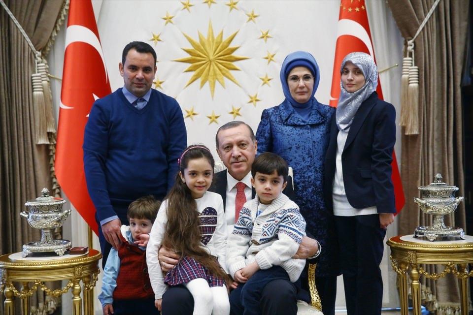 <p><strong>DUYGU DOLU ANLAR YAŞANDI</strong><br />
<br />
Küçük kızın Halep'te yaşadıklarını dinleyen Cumhurbaşkanı Erdoğan ve eşi Emine Erdoğan'ın duygulandığı görüldü.</p>