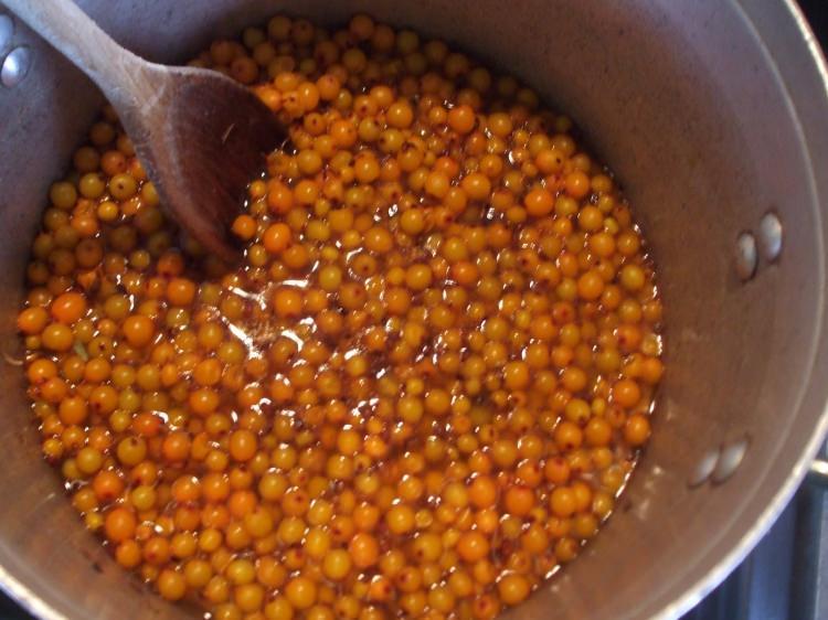<p>Fakat bu kez iğdeyi olduğu gibi yemek yerine, meyveyi suda kaynatarak tüketmelisiniz. </p>