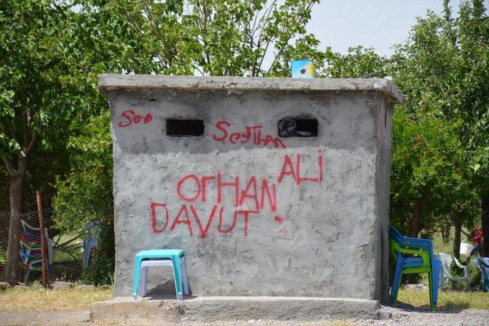 <p>12 Mayıs gecesi katliamın gerçekleştiği Dürümlü mezrası ile yaşamını yitirenlerin yakınlarının yaşadığı Tanışık köyünde, kaybedilen 16 canın acısı dinmiyor.</p>

<p> </p>
