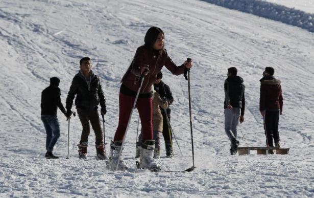 <p>Hafta sonu havanın güneşli olmasını fırsat bilerek kent merkezine 12 kilometre uzaklıktaki 2 bin 800 rakımlı kayak merkezine akın eden Hakkarililer, kayak takımlarının yanı sıra kızaklarla da kayarak gönüllerince eğleniyor.</p>