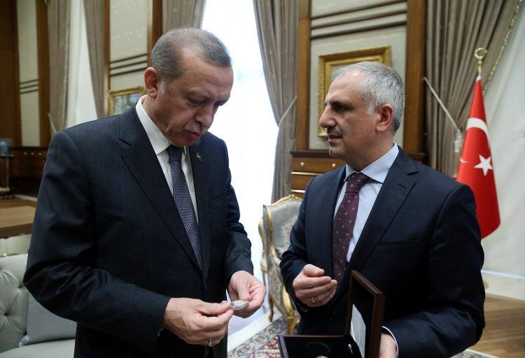 <p>Hazine Müsteşarlığı, 15 Temmuz şehitleri ve gazileri anısına hatıra parası hazırladı. Hazırlanan paralar, Cumhurbaşkanı Erdoğan ve Başbakan Yıldırım'a takdim edildi. </p>
