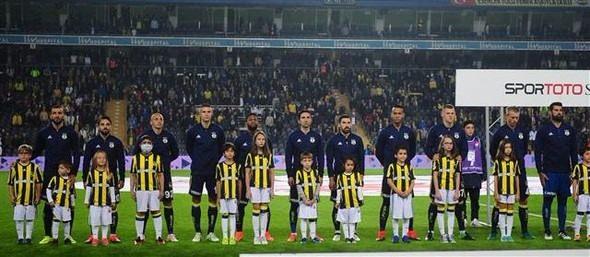 <p>TRİBÜNLER YİNE DOLMADI<br />
<br />
Fenerbahçeli taraftarlar Ülker Stadı'nın tribünlerini yine dolduramadı. Bu sezon iç sahada kötü bir performans ortaya koyan sarı-lacivertli takım, taraftarından istediği desteği Kardemir Karabükspor karşısında da alamadı. Ülker Stadı'nda tribünlerde büyük boşluklar dikkati çekerken maçı 15 bine yakın futbolsever takip etti.</p>
