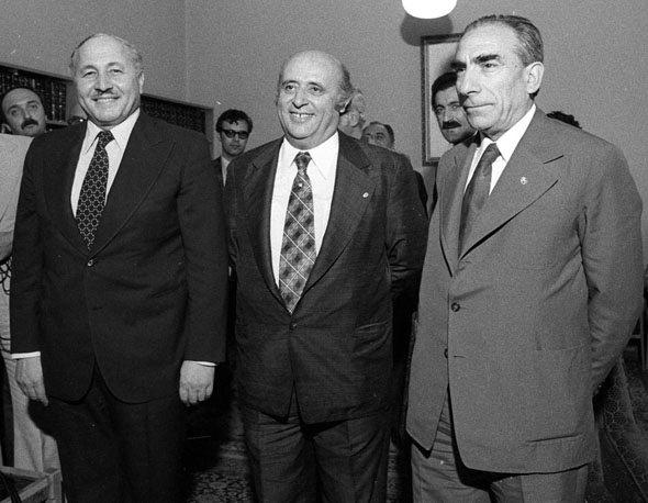 <p><strong>Hükümeti kurmakla görevlendirilen Adalet Partisi (AP) Genel Başkanı Süleyman Demirel (ortada), 10 Temmuz 1977'de koalisyon görüşmeleri için Milli Selamet Partisi (MSP) Genel Başkanı Necmettin Erbakan (solda) ve Milliyetçi Hareket Partisi (MHP) Genel Başkanı Alparslan Türkeş (sağda) ile TBMM'de bir araya gelmişti. </strong>​</p>
