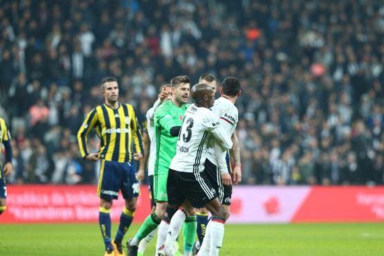 <p>Maçın temsilcileri Candemir Özdemir, Mehmet Ali Yurtsever ve Mehmet Sarıbuva’nın Futbol Federasyonu’na ulaşan raporlarına göre kırmızı kart gördükten sonra uzun süre sahadan çıkmak istemeyen ve takım arkadaşları tarafından yatıştırılmak istenen Tosic’in, maçın ikinci yarısını çıkış tünelinde bir başkasının akreditasyon kartı ile izlemesi kayıtlara geçti.</p>
