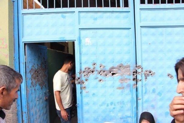 <p>Güvenlik güçlerinden kaçmak ve daha rahat hareket edebilmek için evlerin duvarlarına açtıkları delikler nedeniyle birçok ev kullanılamaz hale geldi.</p>
<p> </p>