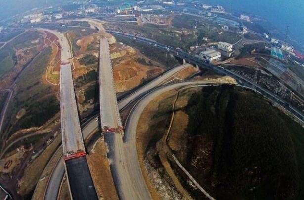 <p>Otoyolun tamamının, mevcut devlet yoluna göre mesafeyi 95 kilometre kısaltacak olmasının sağlayacağı avantajlar fizibilite çalışmalarında hesaplanırken, bunun sonucunda 8-10 saatlik mevcut ulaşım süresinin 3-3,5 saate inmesi ve karşılığında yılda 650 milyon dolar tasarruf sağlanması öngörülüyor.</p>
<p> </p>