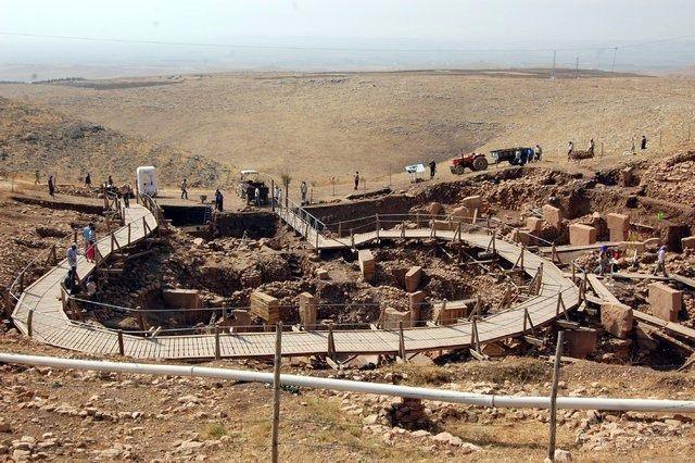 <p>Gresky bunu, “Ölülerin gücünün canlılara geçtiğine inanıyorlardı” şeklinde yorumluyor. Göbeklitepe’deki başka buluntular da burayı ziyaret edenlerin kafataslarıyla özel bir ilişkisi olduğu fikrini destekliyor.</p>
<p> </p>