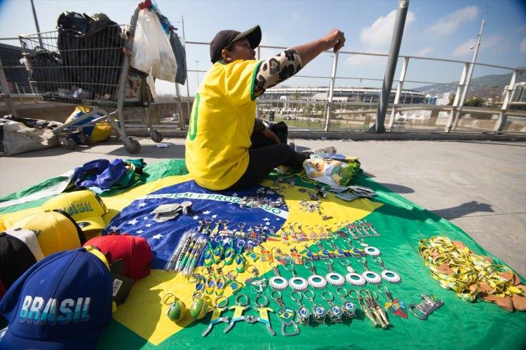 <p>5-21 Ağustos 2016 tarihleri arasında Brezilya'nın ikinci en büyük kenti olan Rio de Janeiro'da düzenlenecek olan 2016 Yaz Olimpiyatları (XXXI. Olimpiyat Oyunları) için hazırlıklar devam ediyor.</p>
