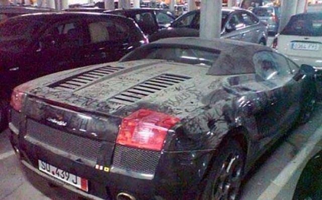 <p>Benzinin ucuz, verginin sıfıra yakın olduğu Birleşik Arap Emirlikleri’nin Dubai kentinde, en pahalı otomobiller, peynir ekmek gibi satılıyor.</p>
<p> </p>