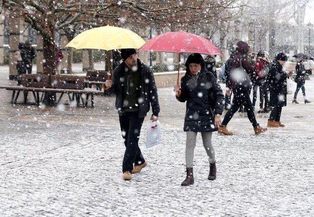 <p>Yağışların yüksek kesimlerde karla karışık yağmur ve kar şeklinde gerçekleşmesi bekleniyor. Yağışlar kıyı kesimlerde yağmur şeklinde olacak. </p>
<p> </p>