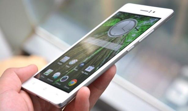 <p><strong>Oppo R5</strong><br />
<br />
Oppo R5, 4.85 mm’lik kalınlığı ile dünyanın en ince telefonlarından biri. 5.2 inç 1080p AMOLED ekrana sahip olan bu telefon, Qualcomm 64-bit sekiz çekirdekli 1.7GHz Snapdragon 615’i bünyesinde barındırıyor. Sony IMX215 13 megapiksel arka kameraya sahip R5, 2000mAh bataryaya ve OPPO’nun VOOC Rapid Charge olarak adlandırılan hızlı şarj teknolojisine sahip. Cihazın ebatları 148.9 x 74.5 x 4.85mm ve ağırlığı 155g</p>
