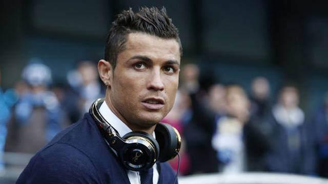 <p>Ronaldo, 88 milyon dolarlık geliriyle 2016'nın en çok kazanan sporcuları listesinde zirveye çıktı.<br />
<br />
İşte o liste;</p>
